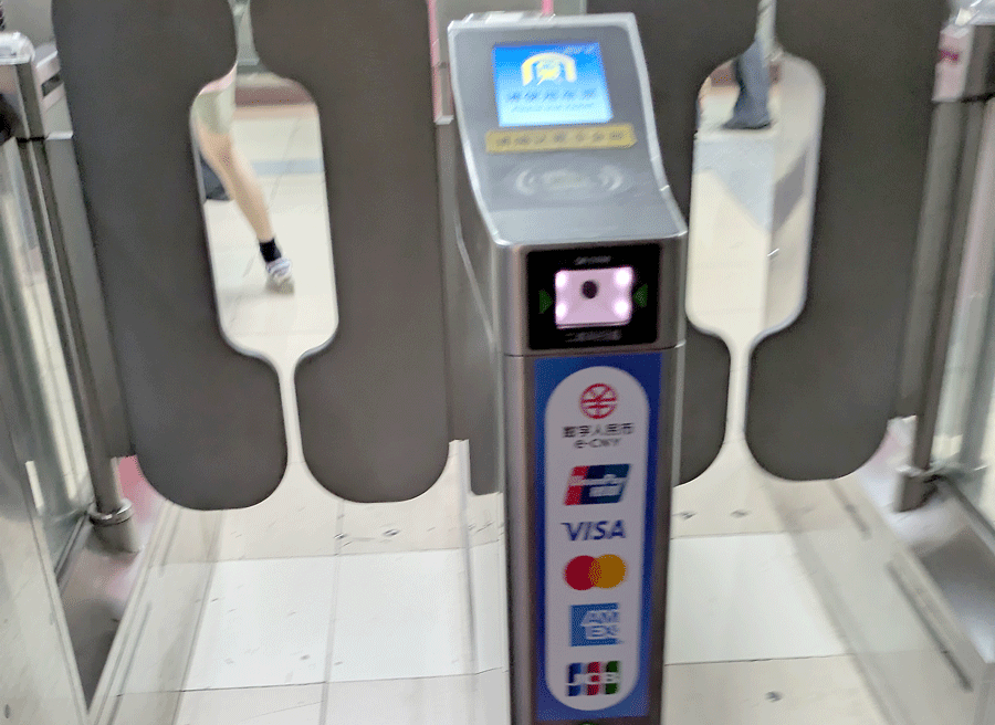 カード決済に対応した地下鉄の改札