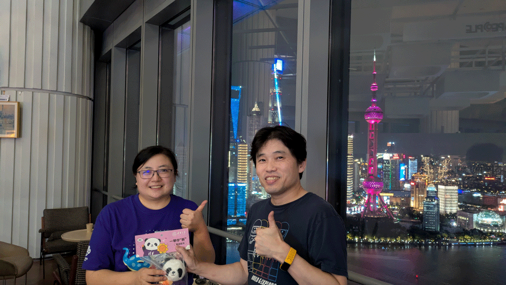 夜景をバックにCynthia氏と記念撮影