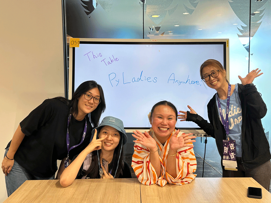 各国オーガナイザーのみなさん。左からDebbie（台湾）、Soojin（ソウル)、Cheuk（PSF）、Maaya（東京）
