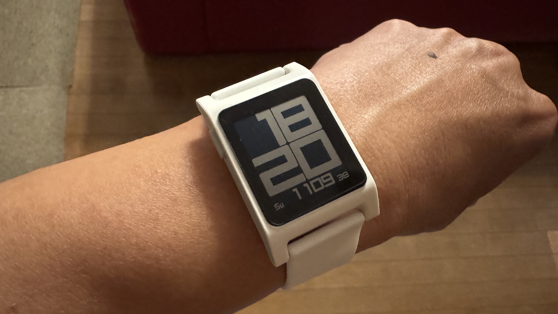 Pebble2 Duoを着けた様子