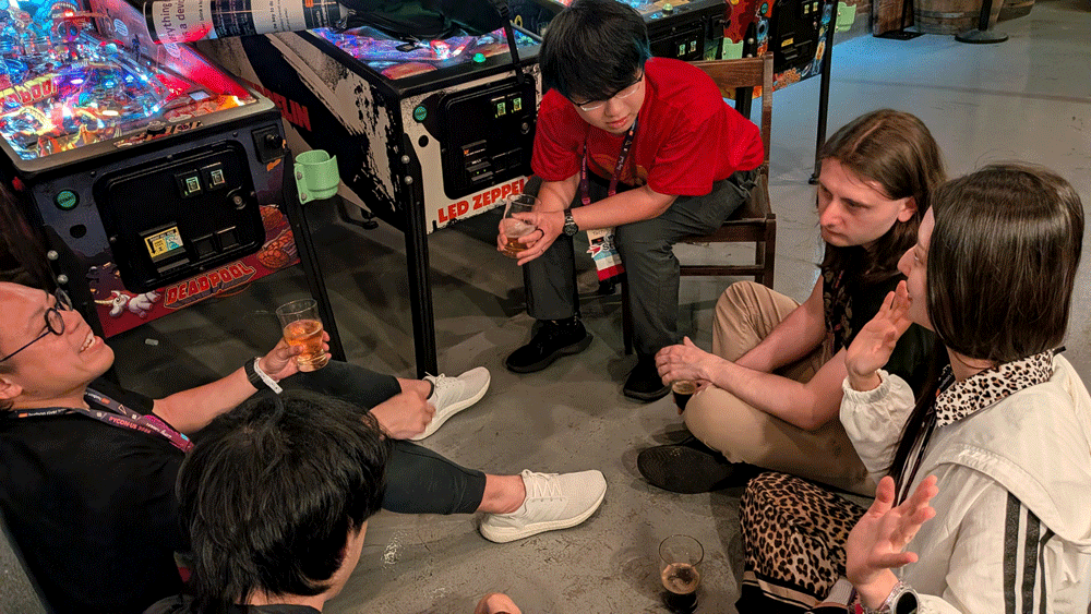 床に座って飲む人々