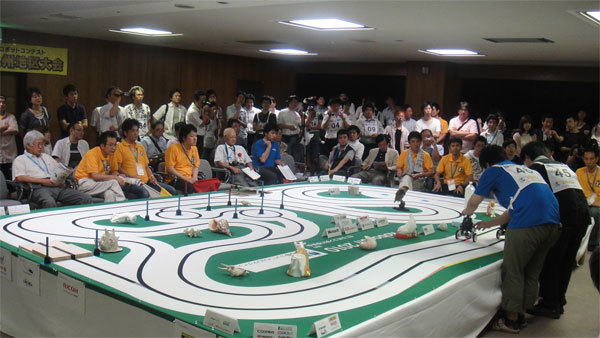 コースの全景（2010年九州地区大会より／写真提供：ETロボコン実行委員会）