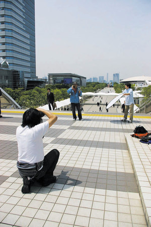 東京ビッグサイトの屋外にて。