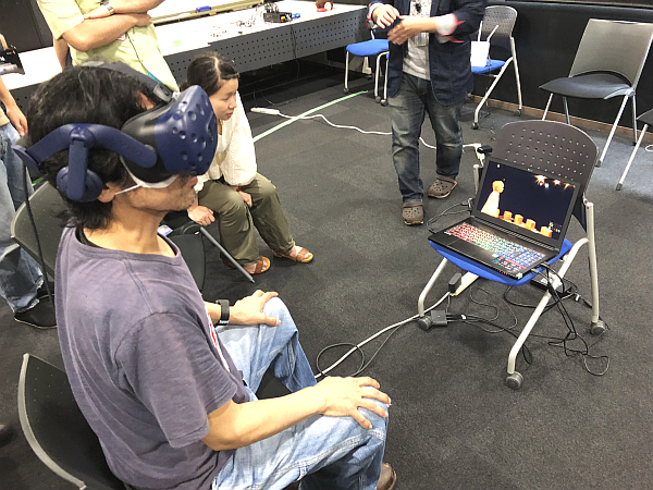 実際に演じる広田氏自身が、VRパートを体験。自身が眼の前に登場し、最初は「不思議な感じだ」とつぶやきながら、どんどん引き込まれ、途中からはVRの世界に没入していたのが印象的だった