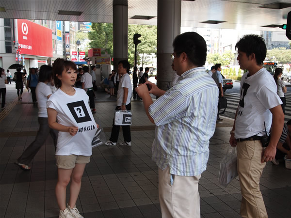 街中で、自分のiPhoneにアプリを入れてARを楽しむ人