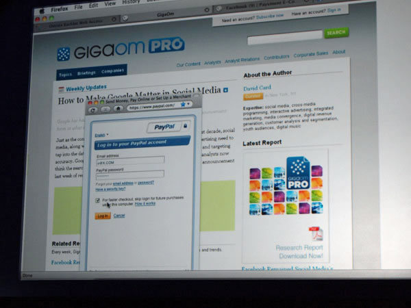 GigaOM PROでの記事購入の様子。PayPalアカウントを持っているユーザであれば購入ボタンから2クリックで決済が完了する