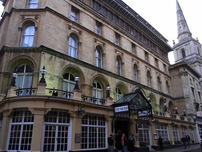 カンファレンス会場の Thistle Grand Hotel