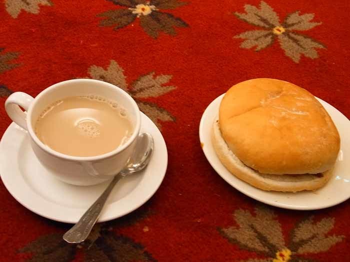 朝食のベーコンサンドとミルクティー