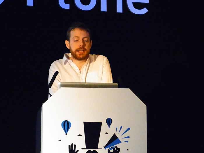 Laurence Rowe氏