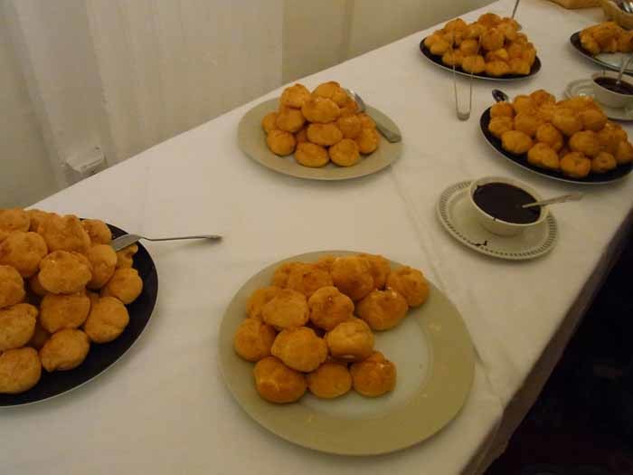 この日のランチのデザートは山盛りになったシュークリーム