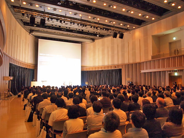 会場の模様。ほぼ満席の盛況