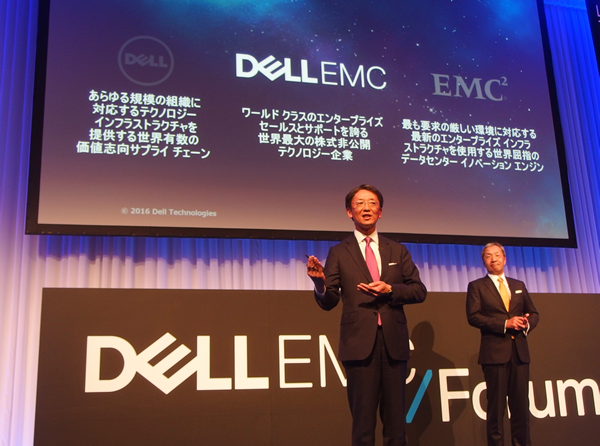 写真2　デル株式会社代表取締役社長平手智行氏（右）　EMCジャパン株式会社代表取締役社長大塚俊彦氏（左）